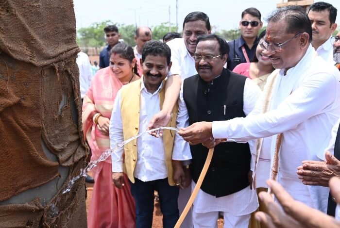 CM साय अचानक पहुंचे अछोटी, निर्माणाधीन महतारी सदन का लिया जायजा, पानी से की तराई