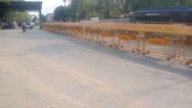 ट्रैफिक सुधार के फेर में उलझा शहर, बैरिकेडिंग बनी मुसीबत, राहगीरों को लगाना पड़ रहा 2 किमी का चक्कर