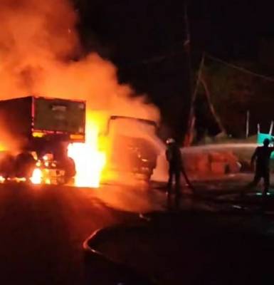 Fatal accident: दो ट्रेलरों के बीच टक्कर से लगी आग, ड्राइवर-हेल्पर ने कूदकर बचाई जान 1 दो ट्रेलरों के बीच टक्कर से लगी आग, ड्राइवर-हेल्पर ने कूदकर बचाई जान