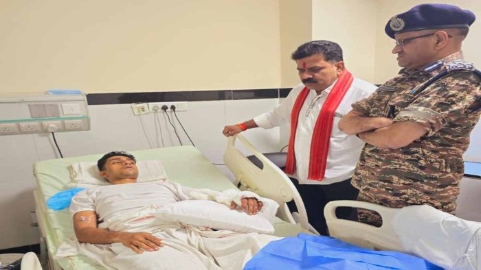 गृह मंत्री विजय शर्मा पहुंचे दिल्ली एम्स, नक्सली हमले में घायल जवानों से की मुलाकात, हर संभव मदद करने का दिया आश्वासन