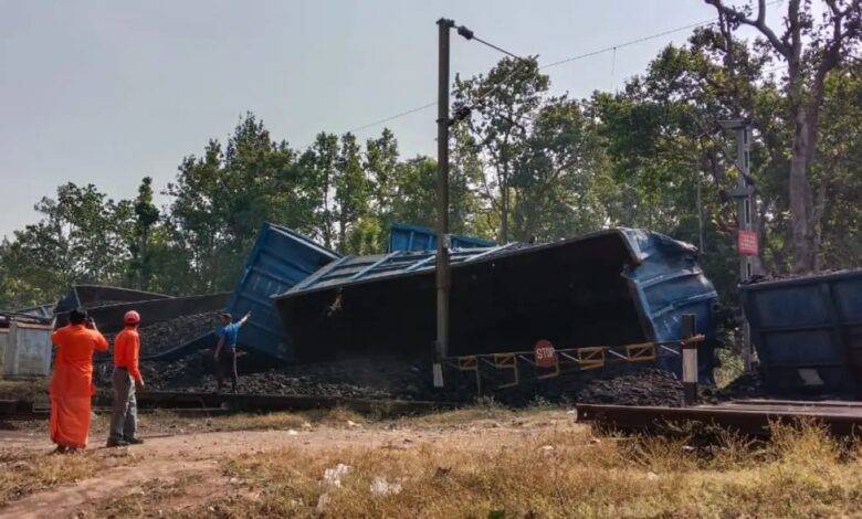 6 महीने बाद भी नहीं आई जांच रिपोर्ट, पटरियों पर अब भी पड़े हैं हादसे के निशान! 1 WhatsApp Image 2025 05 05 at 17.43.11 1