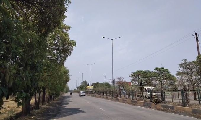दिन में भी जल रही स्ट्रीट लाइटें: नगर निगम की लापरवाही से हो रही बिजली की बर्बादी 1 ffesfgfg