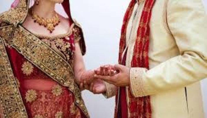 झांसी में गर्लफ्रेंड ने शादी से दूल्हे को किडनैप किया, पुलिस स्टेशन लेकर गई 1 image 2025 05 01T110258.392