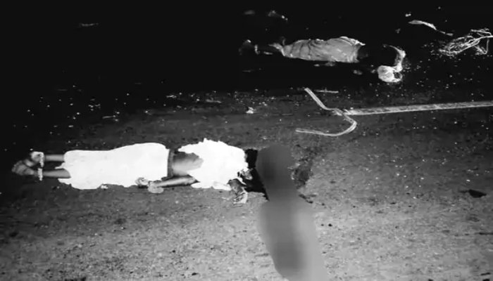 छत्तीसगढ़ में भीषण सड़क हादसा, 13 की मौत; कई महिलाओं के शव दो टुकड़ो में बटा 1 छत्तीसगढ़ में भीषण सड़क हादसा, 13 की मौत