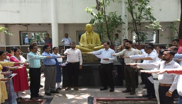 कलेक्टर ने दिलाई आतंकवाद विरोधी शपथ, शांति और एकता का लिया संकल्प बिलासपुर के जिला कार्यालय परिसर में मंगलवार को कलेक्टर संजय अग्रवाल ने अधिकारियों और कर्मचारियों को आतंकवाद विरोधी शपथ दिलाई। राष्ट्रपिता महात्मा गांधी की प्रतिमा के समक्ष आयोजित इस कार्यक्रम में सभी ने आतंकवाद और हिंसा के खिलाफ एकजुटता दिखाते हुए शांति, एकता, मानवता और सद्भाव को बढ़ावा देने का संकल्प लिया। हर वर्ष 21 मई को पूर्व प्रधानमंत्री राजीव गांधी की पुण्यतिथि पर यह दिवस मनाया जाता है। इसका उद्देश्य लोगों में आतंकवाद के खतरे और इसके सामाजिक प्रभावों को लेकर जागरूकता फैलाना है। कलेक्टर अग्रवाल ने कहा कि आज के समय में आतंकवाद के खिलाफ जनजागरण और संवेदनशीलता जरूरी है। उन्होंने कर्मचारियों से आह्वान किया कि वे समाज में सद्भाव और भाईचारा बनाए रखने में सक्रिय भूमिका निभाएं।