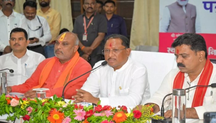 दुर्ग।  छत्तीसगढ़ में भारतमाला परियोजना से जुड़ी भ्रष्टाचार की शिकायतों पर सरकार ने बड़ा कदम उठाया है। मुख्यमंत्री विष्णुदेव साय ने सुशासन तिहार के तीसरे चरण के दौरान दुर्ग में स्पष्ट किया कि इस मामले की जांच राज्य आर्थिक अपराध अन्वेषण ब्यूरो (EOW) को सौंपी गई है। उन्होंने कहा कि मुआवजा वितरण में गड़बड़ी करने वाले अधिकारियों को किसी भी कीमत पर बख्शा नहीं जाएगा और उनके खिलाफ सख्त कार्रवाई की जाएगी। सीएम साय ने भरोसा दिलाया कि जिन किसानों को जमीन अधिग्रहण के बाद भी मुआवजा नहीं मिला है, उन्हें जल्द ही मुआवजा प्रदान किया जाएगा। मुख्यमंत्री ने बताया कि राजनांदगांव के टेडेसरा से लेकर दुर्ग और आरंग तक बनने वाले सिक्स लेन प्रोजेक्ट के चलते कई गांव प्रभावित हुए हैं। 100 से अधिक किसानों को अब तक मुआवजा नहीं मिला। इस मुद्दे को दुर्ग ग्रामीण विधायक ललित चंद्राकर ने भी उठाया था और जांच की मांग की थी। अब जब मामला EOW के पास है, तो दुर्ग जिले के काले चिठ्ठे भी उजागर होने की उम्मीद है। महतारी वंदन पोर्टल और शिक्षा में सुधार सीएम साय ने महतारी वंदन योजना के तहत एक नए पोर्टल की घोषणा की, जिसमें विवाह के बाद बहुओं का नाम जोड़ा जाएगा। शिक्षा व्यवस्था पर उन्होंने कहा कि युक्तियुक्तकरण के अंतर्गत स्कूल बंद नहीं होंगे, केवल शिक्षकों का समायोजन किया जाएगा। उन्होंने पूर्ववर्ती सरकार पर आरोप लगाया कि उसने शिक्षकों का इस तरह ट्रांसफर किया जिससे 300 स्कूल शिक्षकविहीन और 5000 स्कूल एकल शिक्षक बन गए। फर्जी रजिस्ट्री और महिलाओं के लिए नई पहल फर्जी रजिस्ट्री को रोकने सरकार ने नामांतरण और संपत्ति हस्तांतरण की प्रक्रिया को 500 रुपए में आसान कर दिया है। साथ ही हर गांव में 'महतारी सदन' की स्थापना की जाएगी, जिससे महिलाओं को एक मजबूत मंच मिल सके। मुख्यमंत्री ने कहा कि नशे के खिलाफ सबसे बड़ी कार्रवाई दुर्ग जिले में हुई है। उन्होंने पूर्व सरकारों पर सिर्फ गाड़ियों और चालकों पर कार्रवाई करने का आरोप लगाया, जबकि वर्तमान सरकार पूरे नेटवर्क को खत्म करने की कोशिश कर रही है। समाज को भी इसमें भागीदारी करनी होगी। गौ-अभ्यारण और जल संरक्षण पर जोर प्रदेश में जल्द ही गौ-अभ्यारण शुरू किए जाएंगे, जहां 100 से अधिक गौशालाएं खोली जाएंगी। मवेशियों की देखरेख के लिए मिलने वाला अनुदान अब 20 से 25 लाख रुपए कर दिया गया है। साथ ही मुख्यमंत्री ने "मोर गांव, मोर पानी" अभियान की जानकारी दी, जिसका उद्देश्य जल संरक्षण है। किसानों ने इस बार गर्मी में धान की बजाय अन्य फसल लेने का प्रस्ताव देकर सरकार के प्रयासों को सकारात्मक दिशा दी है।