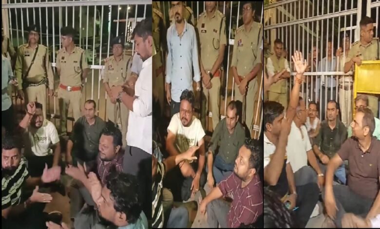 अंबेडकर अस्पताल में पत्रकारों से बदसलूकी: पिस्टल लेकर पहुंचे बाउंसर, बोले जहां दिखोगे गोली मार देंगे; प्रदर्शन के बाद तीन गिरफ्तार