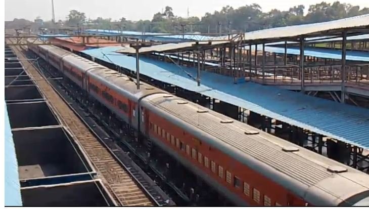 नांदेड़–सांतरागाछी एक्सप्रेस में बढ़ेगी बर्थ सुविधा, वेटिंग टिकट से मिलेगी राहत 1 vdgddf