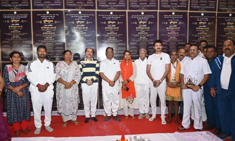 जशपुर में मुख्यमंत्री विष्णु देव साय ने हजारों लोगों के साथ किया योगाभ्यास, दिया जागरूकता का संदेश 1 4690175 untitled 31 copy