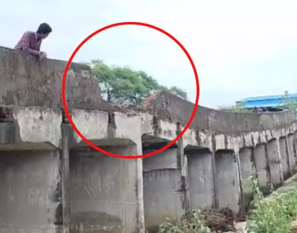 सूरजपुर: लगातार बारिश से गोबरी नदी का पुल जर्जर, ग्रामीणों की बढ़ी चिंता 1 4712852 poll