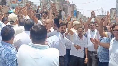 GST विभाग की छापेमार कार्रवाई के खिलाफ व्यापारियों का प्रदर्शन, अधिकारियों पर वसूली करने का लगाया आरोप