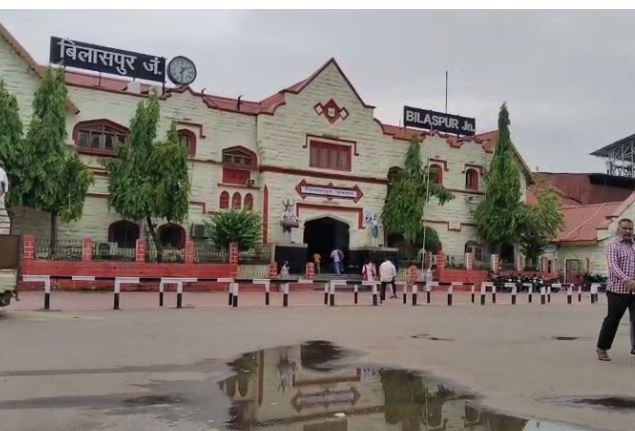 जोन मुख्यालय के स्टेशन का हालः कैशलेस नीति के फेर में लोगों की बढ़ी परेशानी.. 1 BHFFHFH