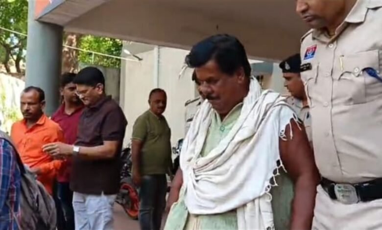 PM मोदी पर अभद्र टिप्पणी करने वाला पूर्व MLA गिरफ्तार, पूछताछ में ID हैक होने की कही बात