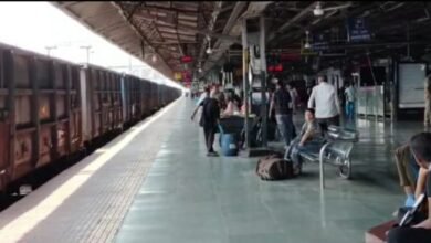 ट्रेनों की लेटलतीफी से यात्री हलकान, माल गाड़ी को रास्ता देने के चक्कर में हो रही देरी