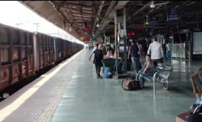 ट्रेनों की लेटलतीफी से यात्री हलकान, माल गाड़ी को रास्ता देने के चक्कर में हो रही देरी