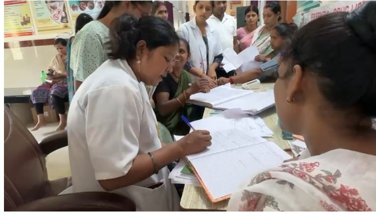 प्रधानमंत्री सुरक्षित मातृत्व अभियान का लाभ ले रहीं महिलाएं. 1 DADASDAS
