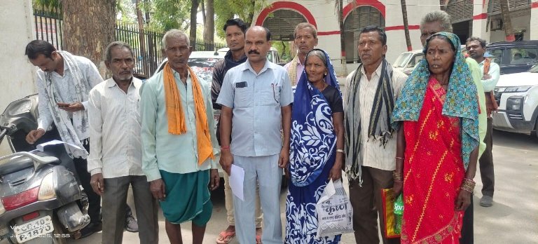 तालाब निर्माण में ज़मीन गई, मुआवज़ा अब तक नहीं मिला – किसानों की प्रशासन से गुहार, न्यायालय जाने की चेतावनी 1 IMG 20250603 111714