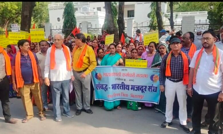 नगरीय निकाय कर्मचारियों ने सौंपा 9 सूत्रीय मांगों का ज्ञापन, मुख्यमंत्री से जल्द समाधान की अपील 1 IMG 20250604 170807