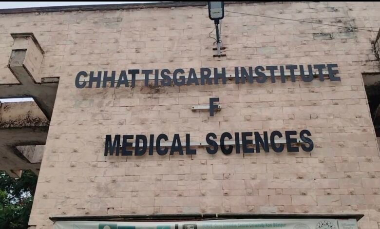 सिम्स अस्पताल में नवजात की मौत, डॉक्टर पर लापरवाही का आरोप 1 IMG 20250616 181534