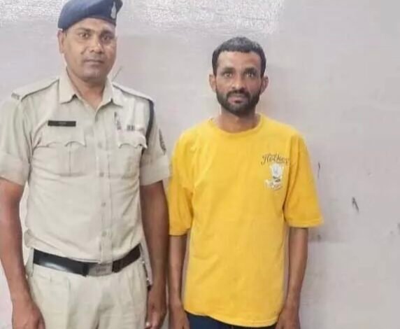 गांजा बेचने वाला पान ठेला संचालक गिरफ्तार, ठेले से गांजा, चाकू और अस्तुरा बरामद 1 IMG 20250617 152316