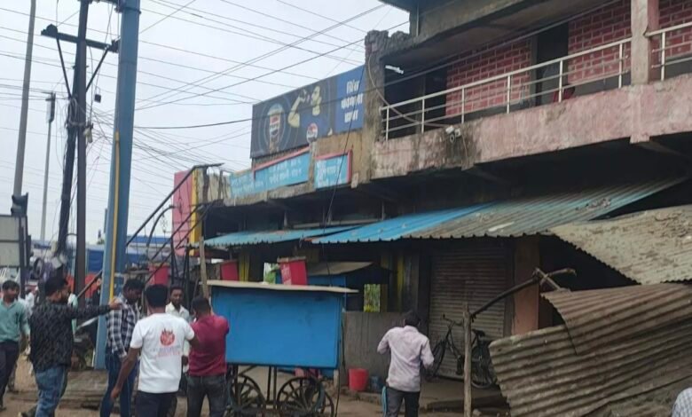 रायपुर: रिंग रोड पर अवैध निर्माणों पर नगर निगम की बड़ी कार्रवाई, चखना सेंटर तोड़ा गया 1 IMG 20250620 112852