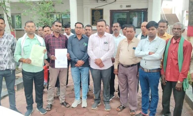 तालाब को लेकर विवाद, समिति ने कलेक्टर को सौंपा ज्ञापन 1 IMG 20250624 175109