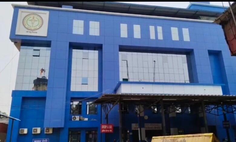 सिम्स अस्पताल में सफाई व्यवस्था बिगड़ी, मरीज गंदी चादरों पर इलाज को मजबूर 1 IMG 20250626 172355