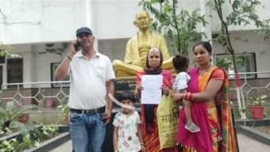 जमीन विवाद को लेकर दर-दर भटक रही बुजुर्ग महिला, नहीं हो रहा निराकरण