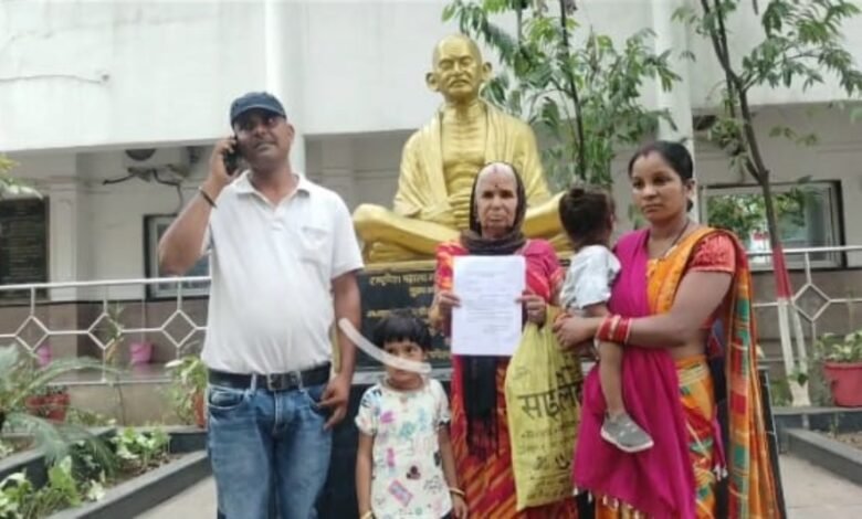 जमीन विवाद को लेकर दर-दर भटक रही बुजुर्ग महिला, नहीं हो रहा निराकरण