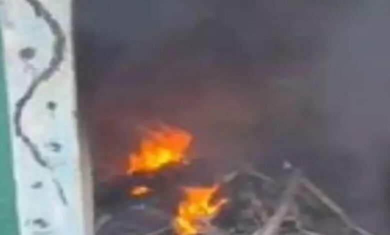 बदमाशों ने मंदिर में चप्पल और लकड़ी में लगाईं आग, भड़के ग्रामीण