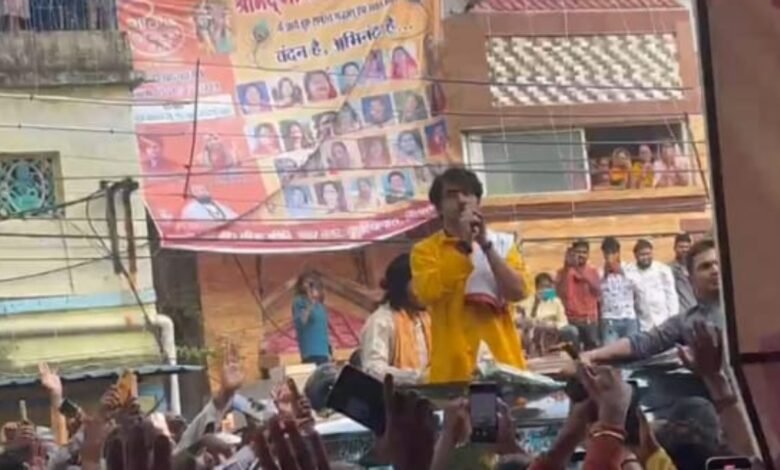 Open Pole: पहली बार बिलासपुर पहुंचे पंडित धीरेन्द्र शास्त्री, अव्यवस्थाओं की खुली पोल, नवविवाहित जोड़ों को आशीर्वाद दिए बगैर लौटना पड़ा 1 पहली बार बिलासपुर पहुंचे पंडित धीरेन्द्र शास्त्री, अव्यवस्थाओं की खुली पोल, नवविवाहित जोड़ों को आशीर्वाद दिए बगैर लौटना पड़ा