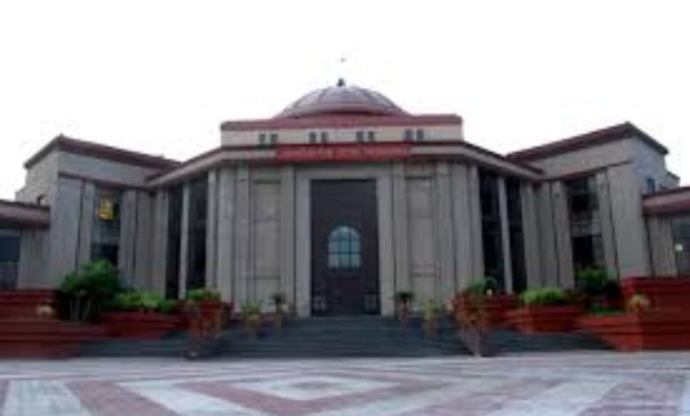 शादी के बाद अश्लील चैटिंग करती थी पत्नी, पति ने फैमिली कोर्ट में लिया तलाक, पत्नी पहुंची हाईकोर्ट