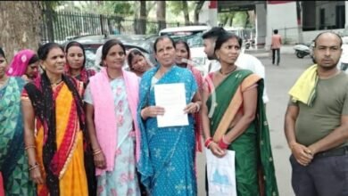 PM Awas Yojana: PM आवास योजना में अनियमितताओं पर लोगों का विरोध प्रदर्शन, सुविधाओं के अभाव में आवास में नहीं रह पा रहे लोग 3 PM आवास योजना में अनियमितताओं पर लोगों का विरोध प्रदर्शन, सुविधाओं के अभाव में आवास में नहीं रह पा रहे लोग