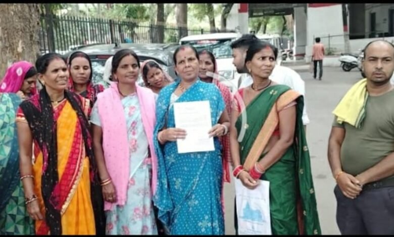 PM Awas Yojana: PM आवास योजना में अनियमितताओं पर लोगों का विरोध प्रदर्शन, सुविधाओं के अभाव में आवास में नहीं रह पा रहे लोग 1 PM आवास योजना में अनियमितताओं पर लोगों का विरोध प्रदर्शन, सुविधाओं के अभाव में आवास में नहीं रह पा रहे लोग