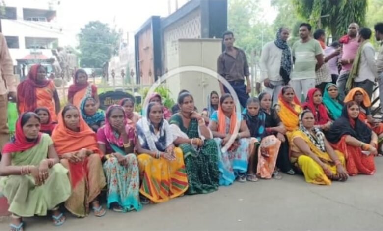 मोहल्लेवासियों ने की निस्तारी मार्ग की मांग, कलेक्टर को सौंपा ज्ञापन