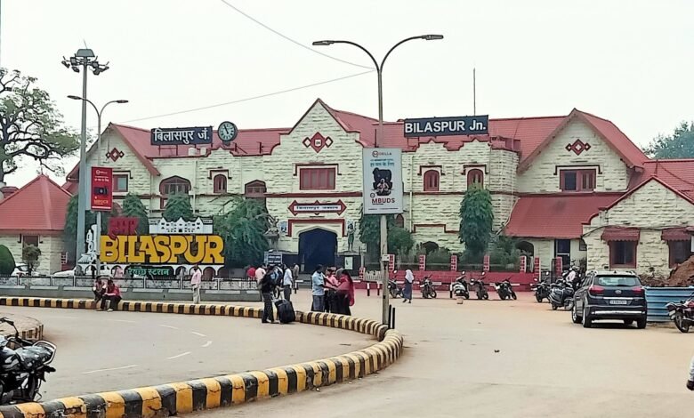 रेलवे प्रबंधन के दावे फेल, रेलवे स्टेशन की सेकेंड एंट्री दुर्दशा का शिकार