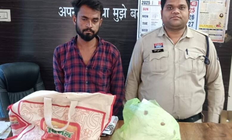 Ganja smuggling: गांजा बेचने की फिराक में घूम रहा युवक गिरफ्तार, 1 किलो 10 ग्राम गांजा बरामद 1 गांजा बेचने की फिराक में घूम रहा युवक गिरफ्तार, 1 किलो 10 ग्राम गांजा बरामद