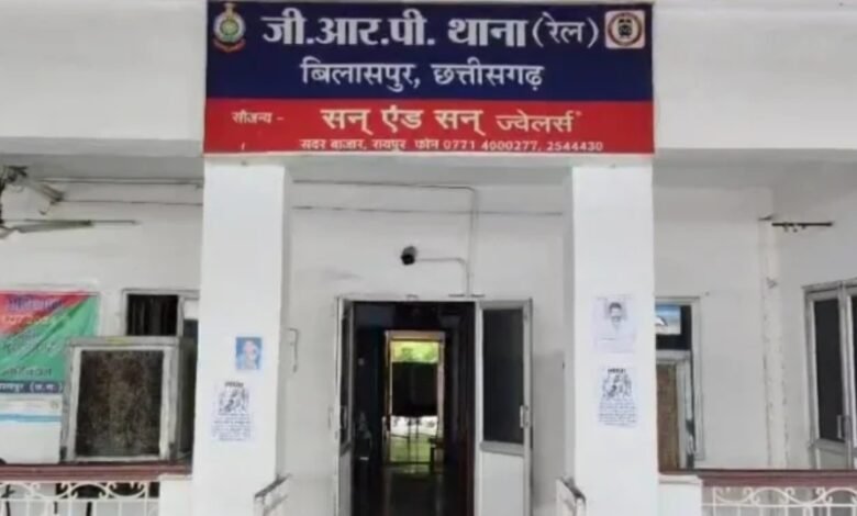 Theft from passenger: ट्रेन में सफर कर रही महिला का बैग पार, जांच में जुटी जीआरपी पुलिस 1 ट्रेन में सफर कर रही महिला का बैग पार, जांच में जुटी जीआरपी पुलिस