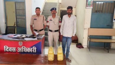 10 लीटर महुआ शराब के साथ एक युवक गिरफ्तार