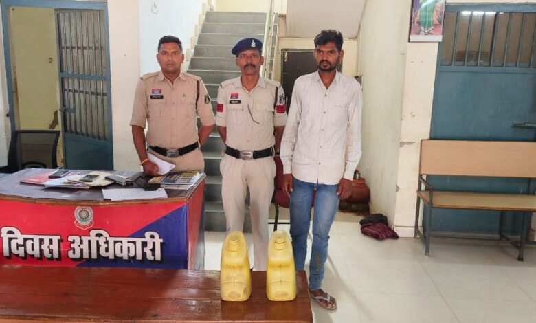 10 लीटर महुआ शराब के साथ एक युवक गिरफ्तार