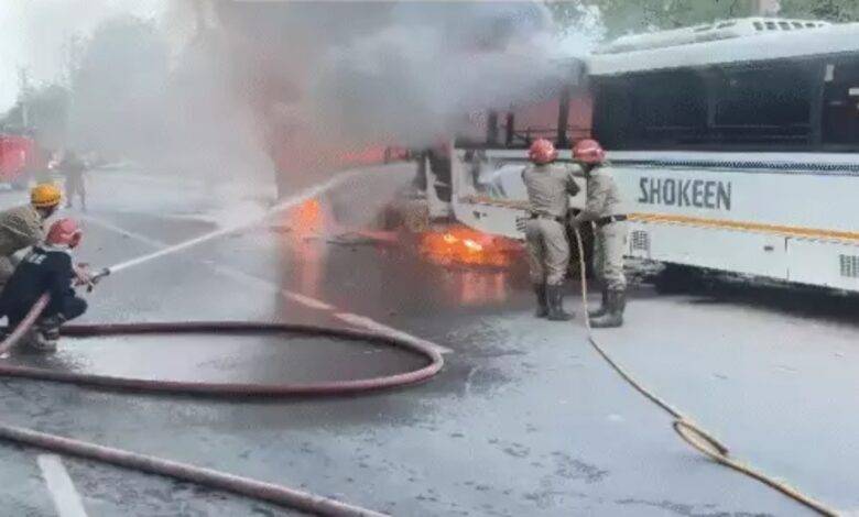 राजधानी में दो बसों में लगी आग, कोई घायल नहीं 1 aag 2