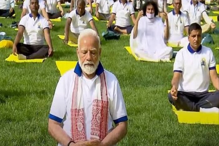 विशाखापट्टनम में योग दिवस समारोह: पीएम मोदी बोले- 'योग सभी का है, सभी के लिए ह 1 befunky 2025 5 6 8 1 58