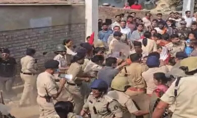 मरीन ड्राइव निर्माण को लेकर तोड़फोड़ शुरू, महिलाओं और पुलिस में झड़प