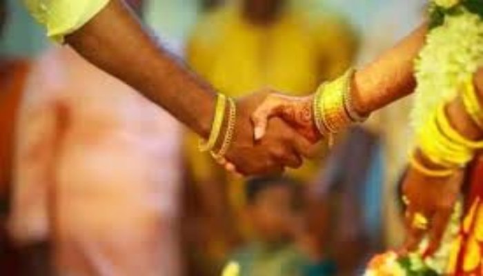 बहू को दवा दिलाने के बहाने भगा ले गया ससुर, 8 दिन बाद शादी कर लौटा तो मच गया बवाल 1 image 2025 06 19T115021.933