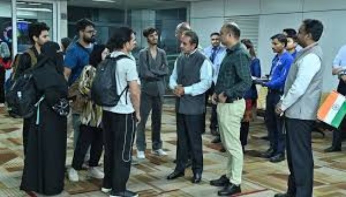 ईरान से तीसरी फ्लाइट की सुरक्षित वापसी, ऑपरेशन सिंधु में अब तक 517 भारतीय लौटे वतन 1 image 2025 06 21T115258.199