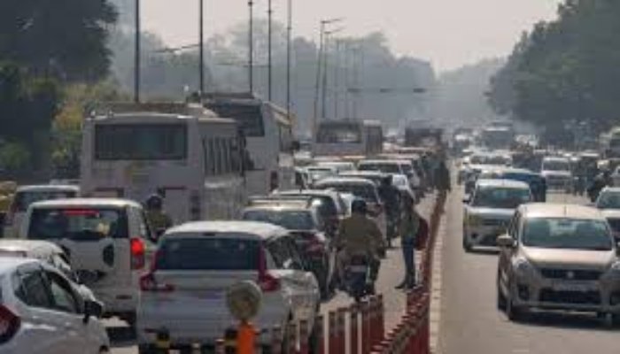 दिल्ली में पुराने वाहनों को नहीं मिलेगा ईंधन, 1 जुलाई से लागू होगा सख्त प्रतिबंध 1 image