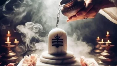 महाशिवरात्रि के अलावा हर महीने कृष्ण पक्ष की चतुर्दशी तिथि को मासिक शिवरात्रि का पर्व मनाया जाता है। यह दिन भगवान शिव और माता पार्वती के मिलन का प्रतीक है और शिवभक्तों के लिए बेहद पवित्र माना जाता है।