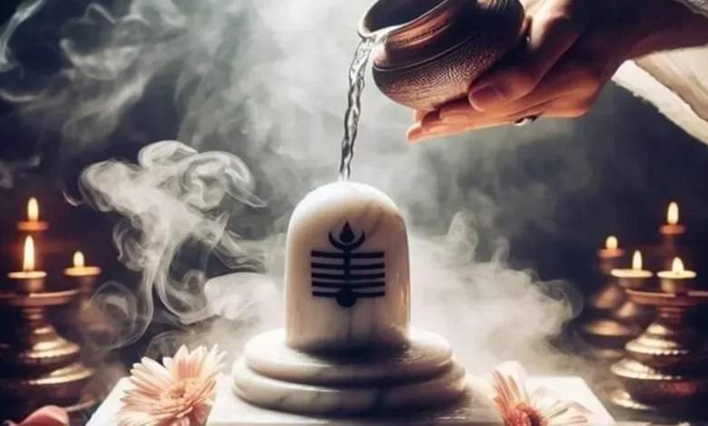 महाशिवरात्रि के अलावा हर महीने कृष्ण पक्ष की चतुर्दशी तिथि को मासिक शिवरात्रि का पर्व मनाया जाता है। यह दिन भगवान शिव और माता पार्वती के मिलन का प्रतीक है और शिवभक्तों के लिए बेहद पवित्र माना जाता है।