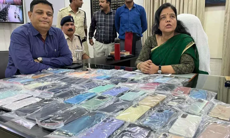 रायपुर: ट्रेन या प्लेटफॉर्म पर खोए 75 मोबाइल जीआरपी ने लौटाए, लोगों के चेहरे पर लौटी खुशी 1 4723130 untitled 35 copy