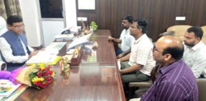 "संसाधन नहीं तो काम नहीं" तहसीलदार-नायब तहसीलदारों का आंदोलन, सोमवार को जिला मुख्यालयों में धरना प्रदर्शन.. 2 Tehsildar Hadtal gyapan 768x376 1